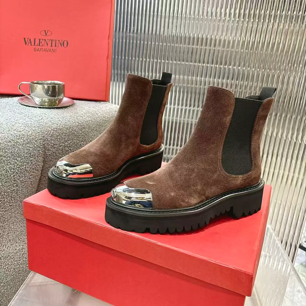 👟👟Ex-factory price 600👟👟 2026𝑉𝐴𝐿𝐸𝑁𝑇𝐼𝑁𝑂 Valentino ♡ͥ | 💫Purchase level🔍 Classic Valentino’s special textured hardware brings out a full sense of luxury After putting it on my feet, I was shocked that my feet looked slimmer! The new season lives up to expectations! Worth buying ❥The original method is absolutely sentimental ❥Elegant style creates a different feeling🙈 Simple temperament style!  ♡ show bdetails ———————————— ⊿▸: Number of yards | 35-40 (41. Customized) ⊿▸: Material | Imported calfskin ⊿▸: Lining | Sheepskin ⊿▸: Number of yards 35-40 (41. Customized)